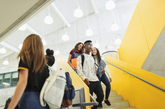 Junior high students descending stairs — Stock Photo