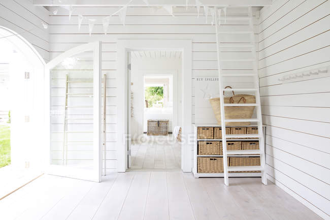 Branco madeira shiplap praia casa quarto — Fotografia de Stock