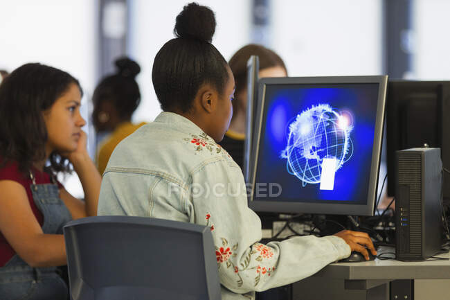 Junior high girl student using computer in computer lab — Stockfoto