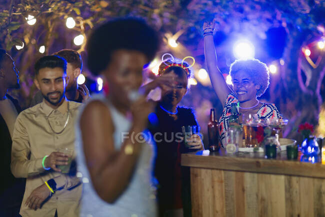 Friends dancing and drinking at garden party — Stock Photo