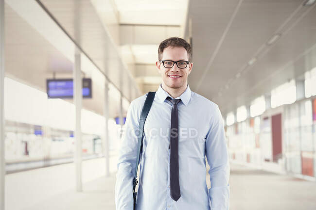 Porträt selbstbewusster Geschäftsmann im Bahnhof — Stockfoto