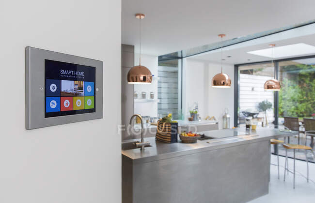 Smart Home Navigationssystem an der Wand in der Küche — Stockfoto