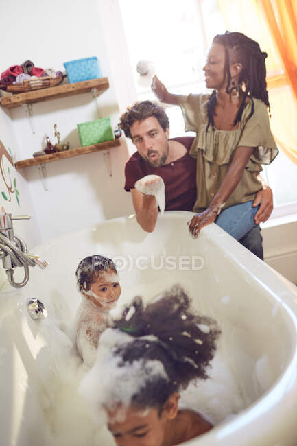 Genitori dando figlie bagno di bolla — Foto stock