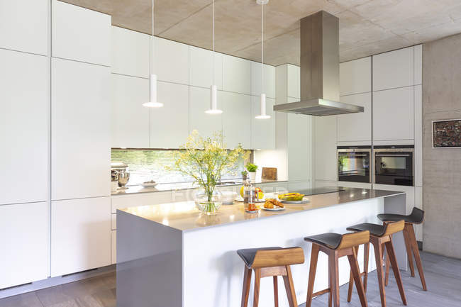 Moderne weiße Küche mit Insel — Stockfoto