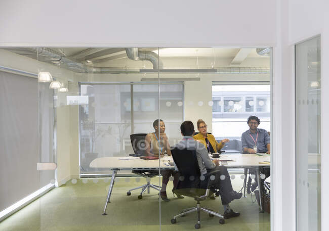 Empresários em reunião na sala de conferências — Fotografia de Stock