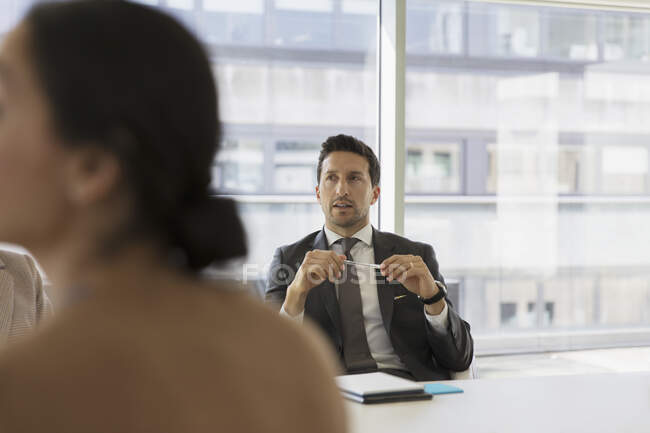 Бізнесмен слухає в конференц-залі зустрічі — стокове фото