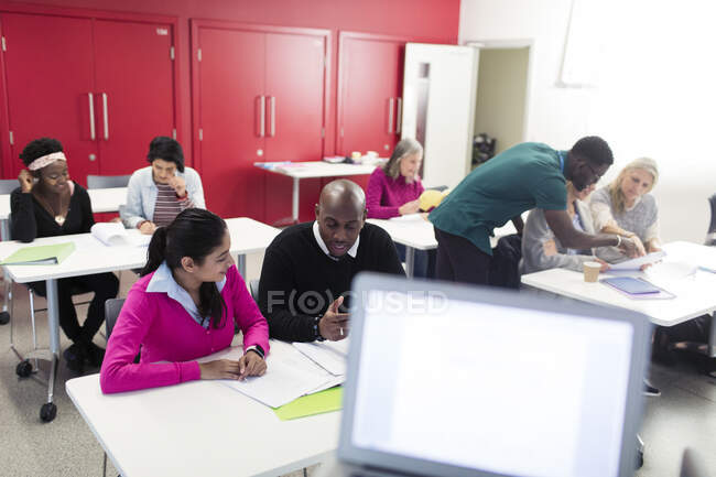 Студенты общественных колледжей работают вместе, учатся в классе — стоковое фото