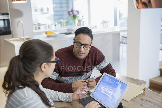 Planejamento financeiro de casal em tablet digital na cozinha — Fotografia de Stock
