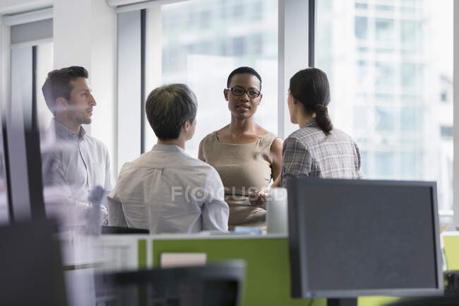 Gente de negocios hablando, reuniéndose en la oficina - foto de stock