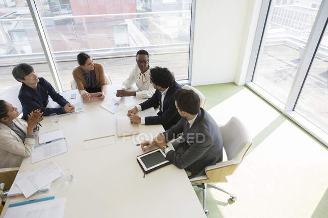 Gente de negocios hablando en la sala de conferencias - foto de stock