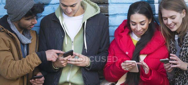 Giovani amici adulti che utilizzano smartphone — Foto stock