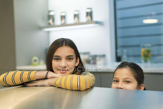 Portrait smiling sisters in kitchen — Stock Photo