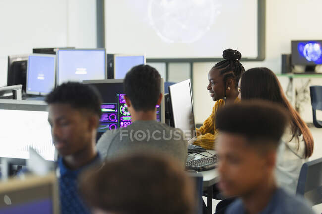 Junior high students using computers in computer lab — Stock Photo