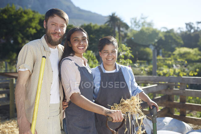 Trabalhadores sorridentes de retrato na fazenda ensolarada — Fotografia de Stock