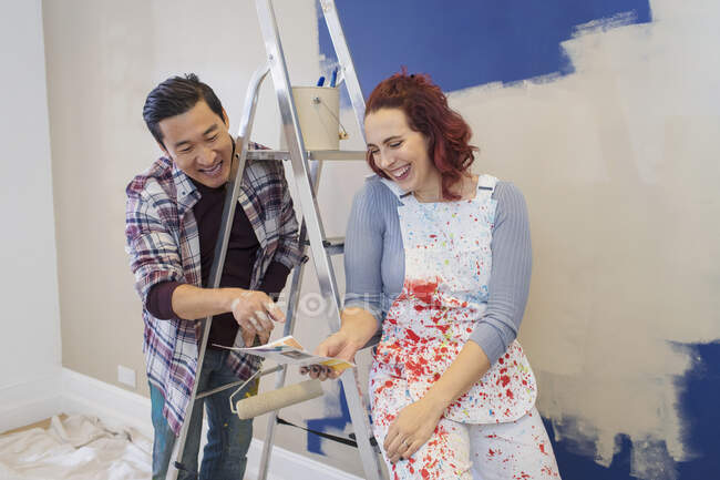 Couple choosing paint color — Stock Photo