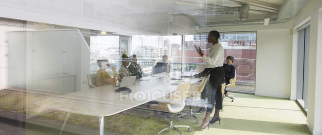 Geschäftsfrau leitet Konferenz im Konferenzraum — Stockfoto