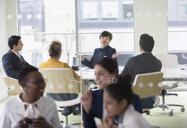 Gente de negocios hablando en la sala de conferencias - foto de stock