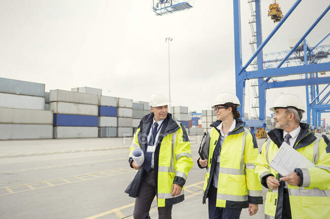 Lavoratori portuali e manager che camminano e parlano nei cantieri navali — Foto stock