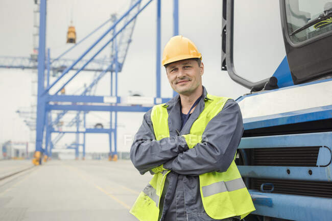 Ritratto lavoratore portuale fiducioso al cantiere navale — Foto stock