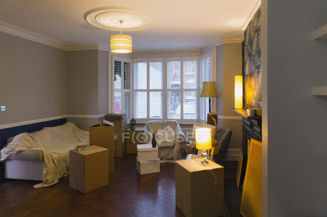 Caixas móveis na sala de estar iluminada — Fotografia de Stock