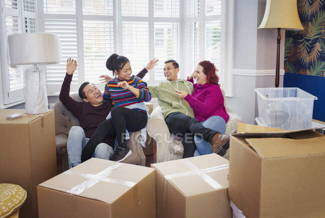 Happy friends taking a break from moving, celebrating — Stock Photo