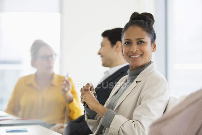 Портрет усміхнений, впевнена бізнес-леді в конференц-залі зустрічі — стокове фото