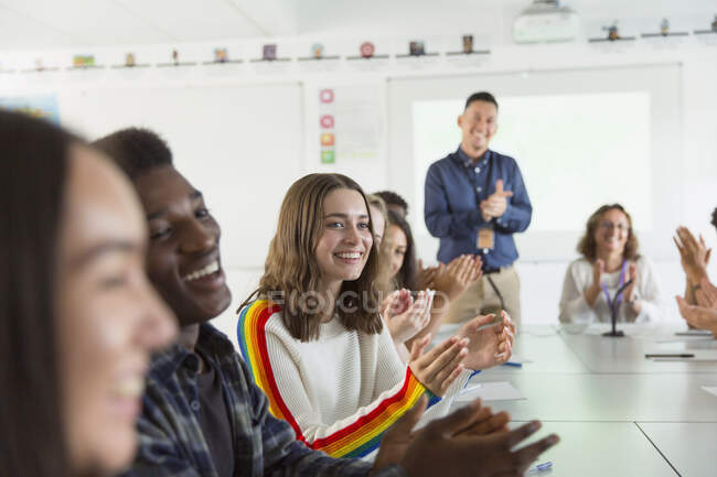 Щасливі старшокласники та викладачі, які ходять на дебатах — стокове фото
