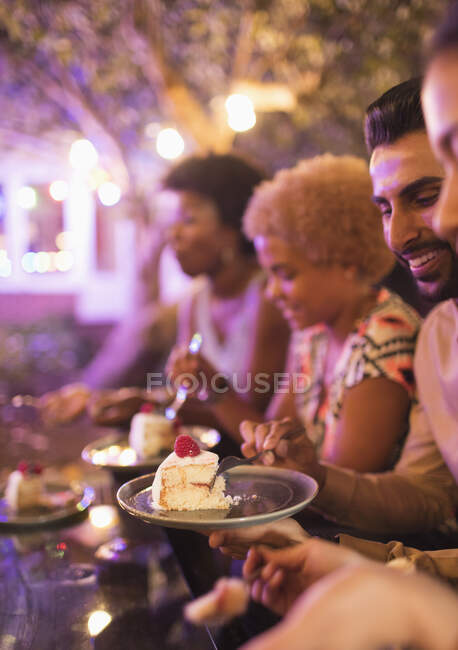 Friends eating dessert at garden party — Stock Photo