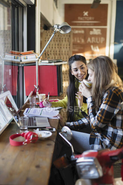 Giovani studentesse che studiano in un caffè — Foto stock