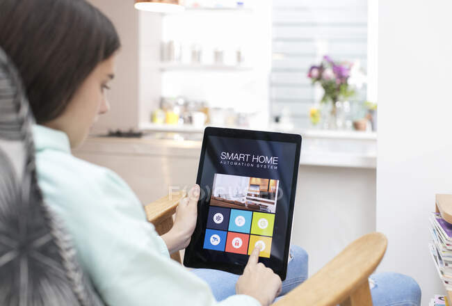 Ragazza che utilizza il sistema di domotica intelligente su tablet digitale — Foto stock