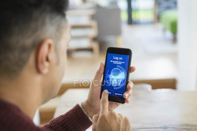 Man logging on to smart phone with facial recognition — Stock Photo