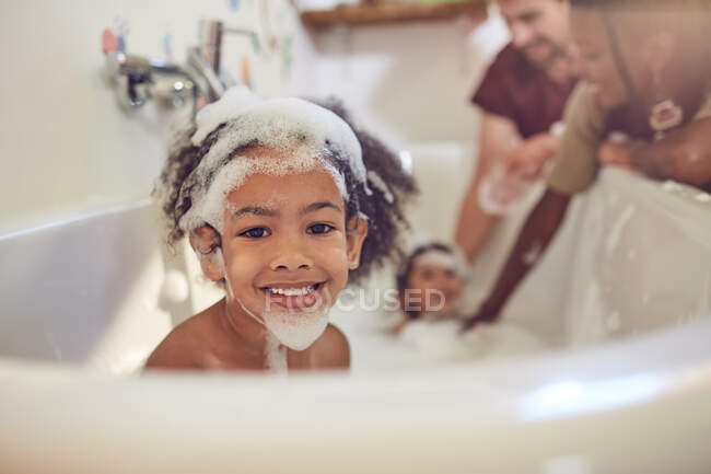 Portrait fille mignonne profitant bain moussant — Photo de stock