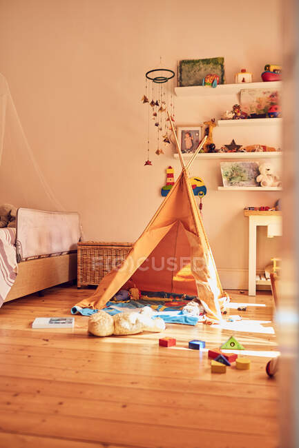 Brinquedos e teepee no quarto das crianças — Fotografia de Stock