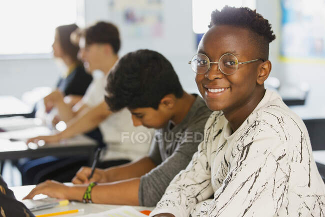 Retrato confiante estudante menino do ensino médio em sala de aula — Fotografia de Stock