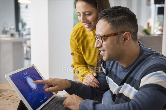 Paar nutzt digitales Tablet, loggt sich mit Fingerabdruck ein — Stockfoto