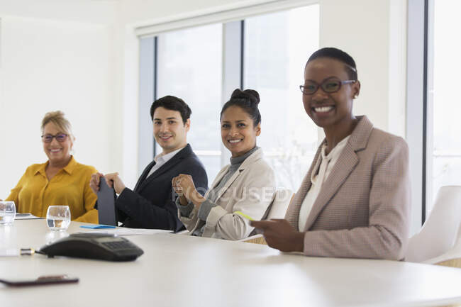 Ritratto sorridente, uomini d'affari fiduciosi in sala conferenze riunione — Foto stock