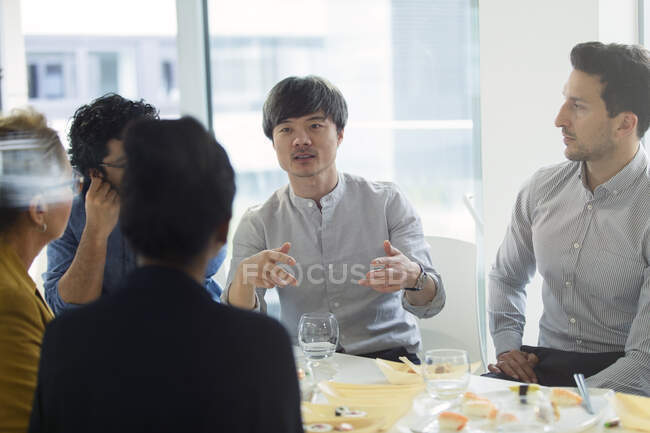 Geschäftsleute treffen sich, essen Sushi-Mittagessen im Büro — Stockfoto