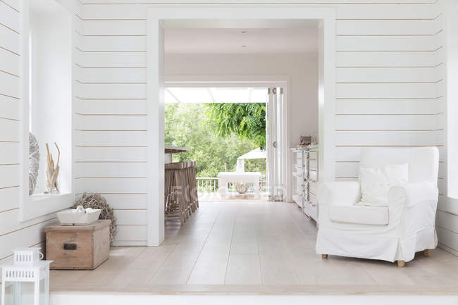 Білий дерев'яний розкладний будинок вітрина внутрішня зона вітальні — стокове фото