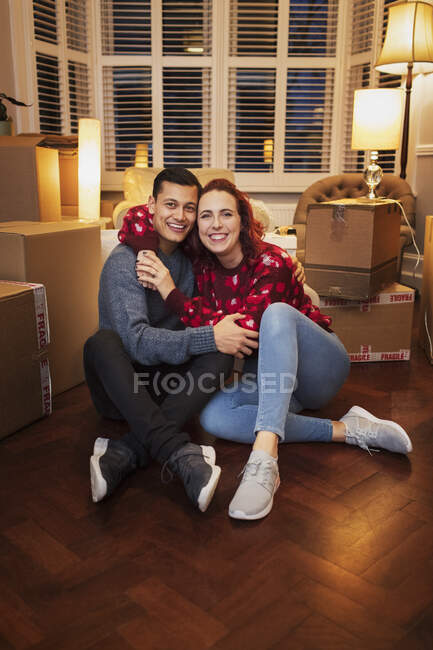 Retrato feliz, casal afetuoso movendo casa — Fotografia de Stock