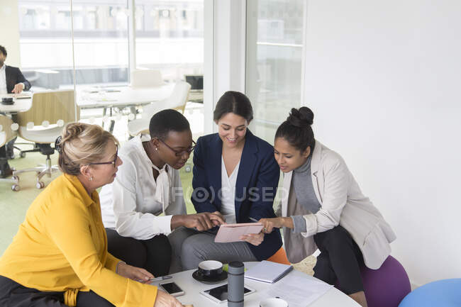 Businesswomen usando tableta digital en reunión - foto de stock