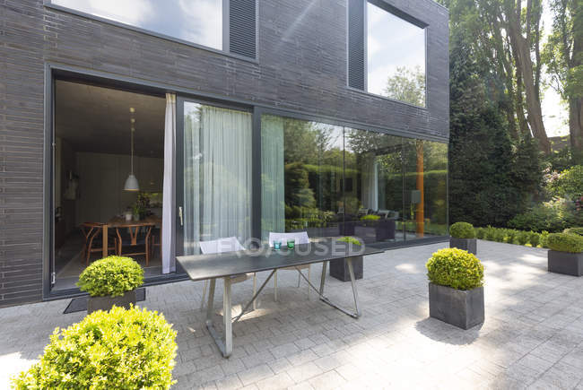 Casa moderna e patio — Foto stock