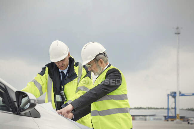 Operaio portuale e dirigente che rivede il progetto dei cantieri navali — Foto stock