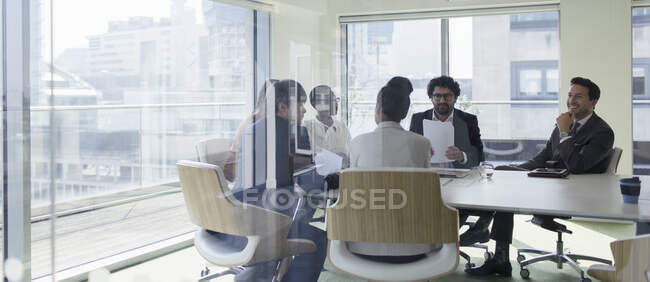 Les gens d'affaires parlent en salle de conférence — Photo de stock