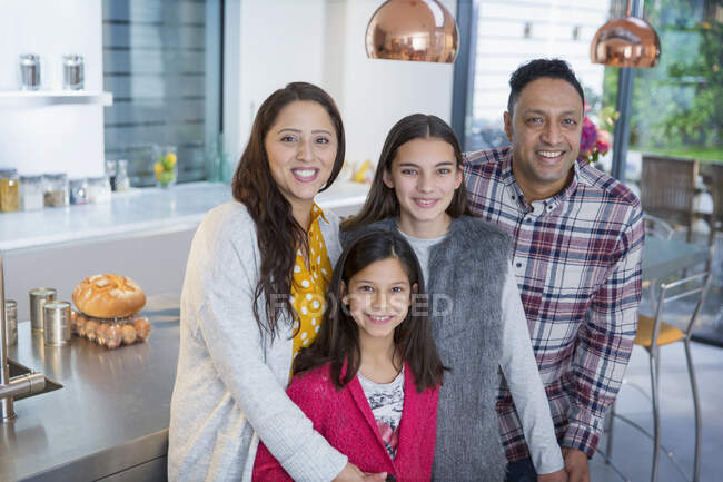 Retrato familia feliz en la cocina - foto de stock