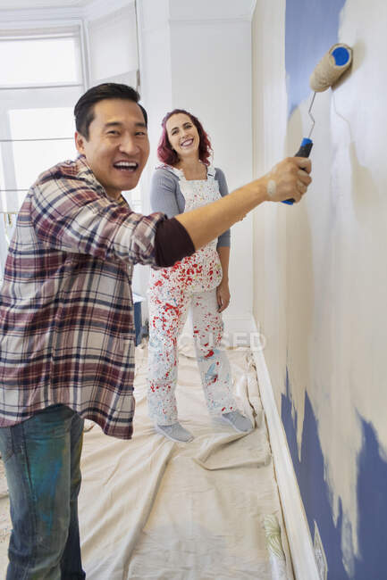 Portrait heureux couple mur de peinture — Photo de stock