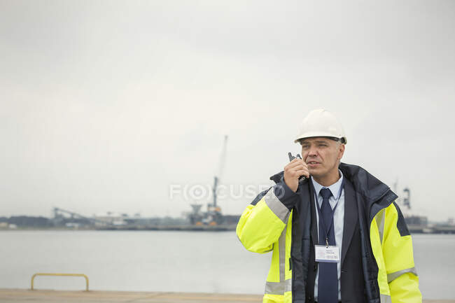 Gestionnaire de quai utilisant walkie-talkie au quai commercial — Photo de stock