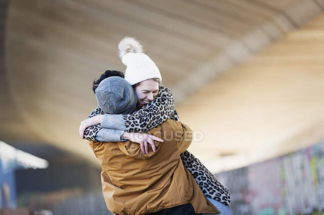 Feliz joven pareja abrazos - foto de stock