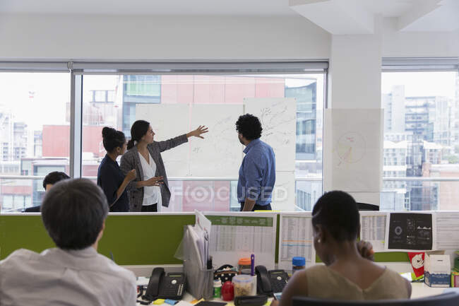 Empresários brainstorming no escritório — Fotografia de Stock