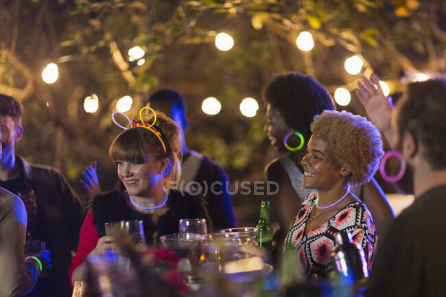 Friends drinking and talking at garden party — Stock Photo