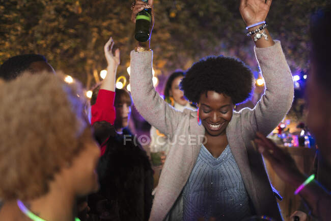 Mulher despreocupada dançando e bebendo na festa do jardim — Fotografia de Stock